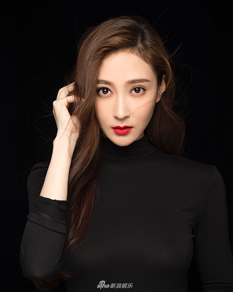 组图:气质女星殷飞时尚写真 五官极致完美