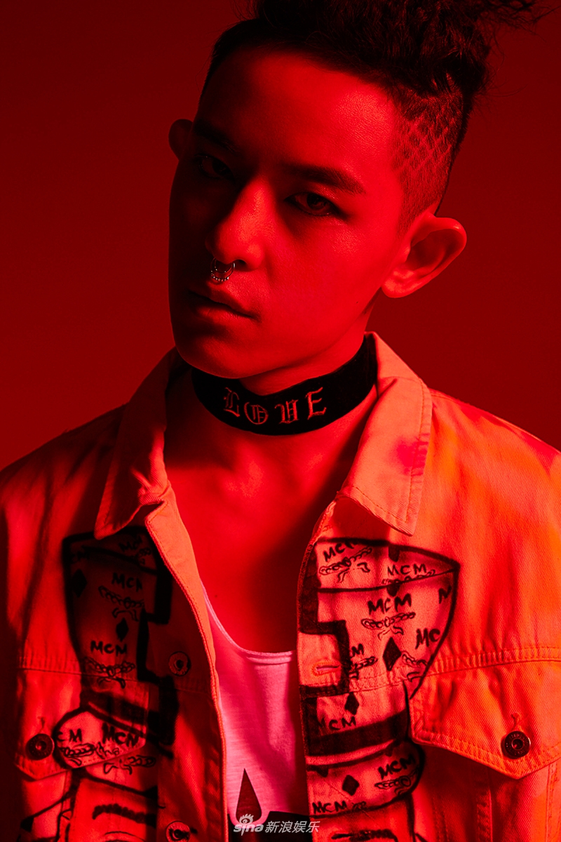 组图:敖犬全新写真曝光 眼神坚毅展无畏态度