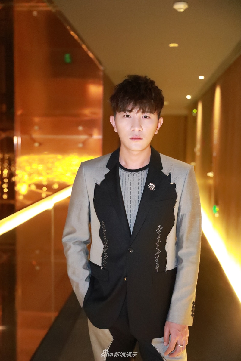 新浪娱乐讯  12月6日晚,大左作为特邀主持人助力风度men s uno young