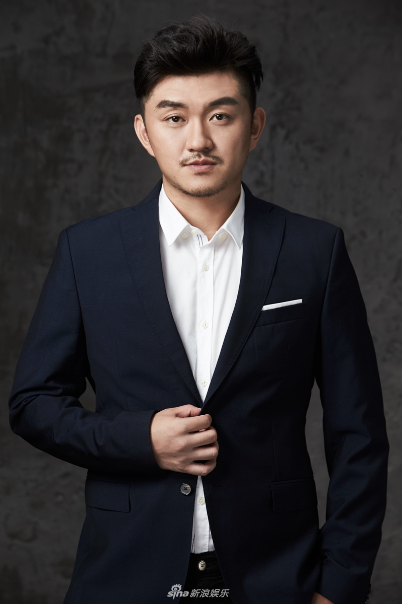 组图:李浩天西装写真双面魅力 气质亲和沉稳如墨