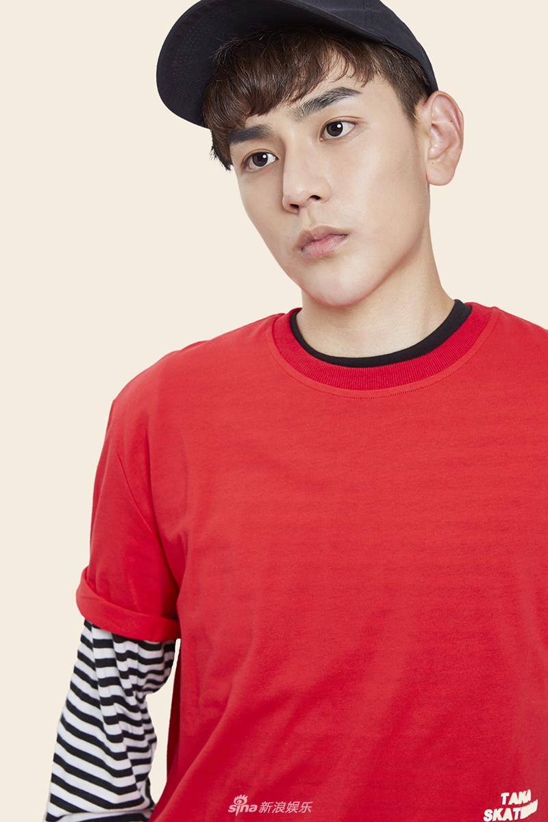 组图:"龙日一"邱赫南写真霸气足 人气暴涨遭调侃:佛系偶像