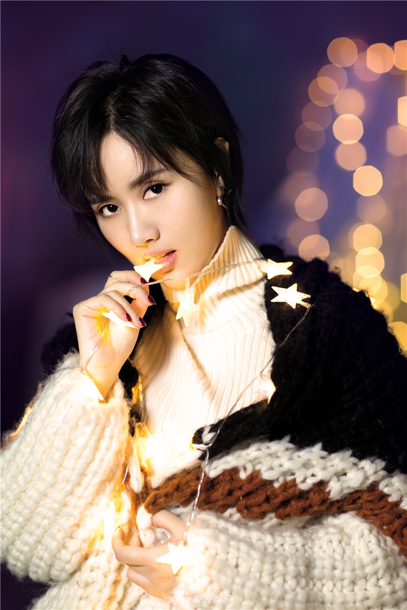 组图:梁缘双旦"星空"写真 俏皮鬼马元气满分