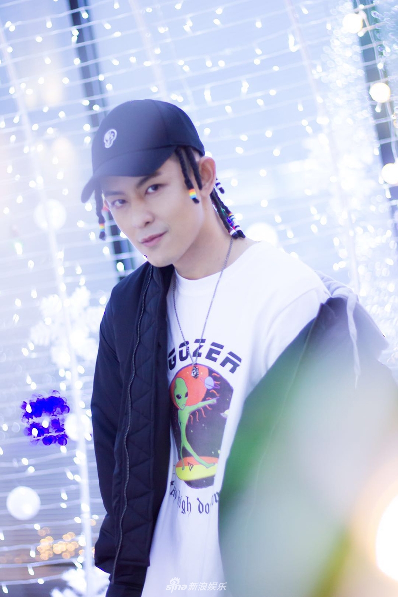 敖犬冬日街拍散发犬系男友魅力