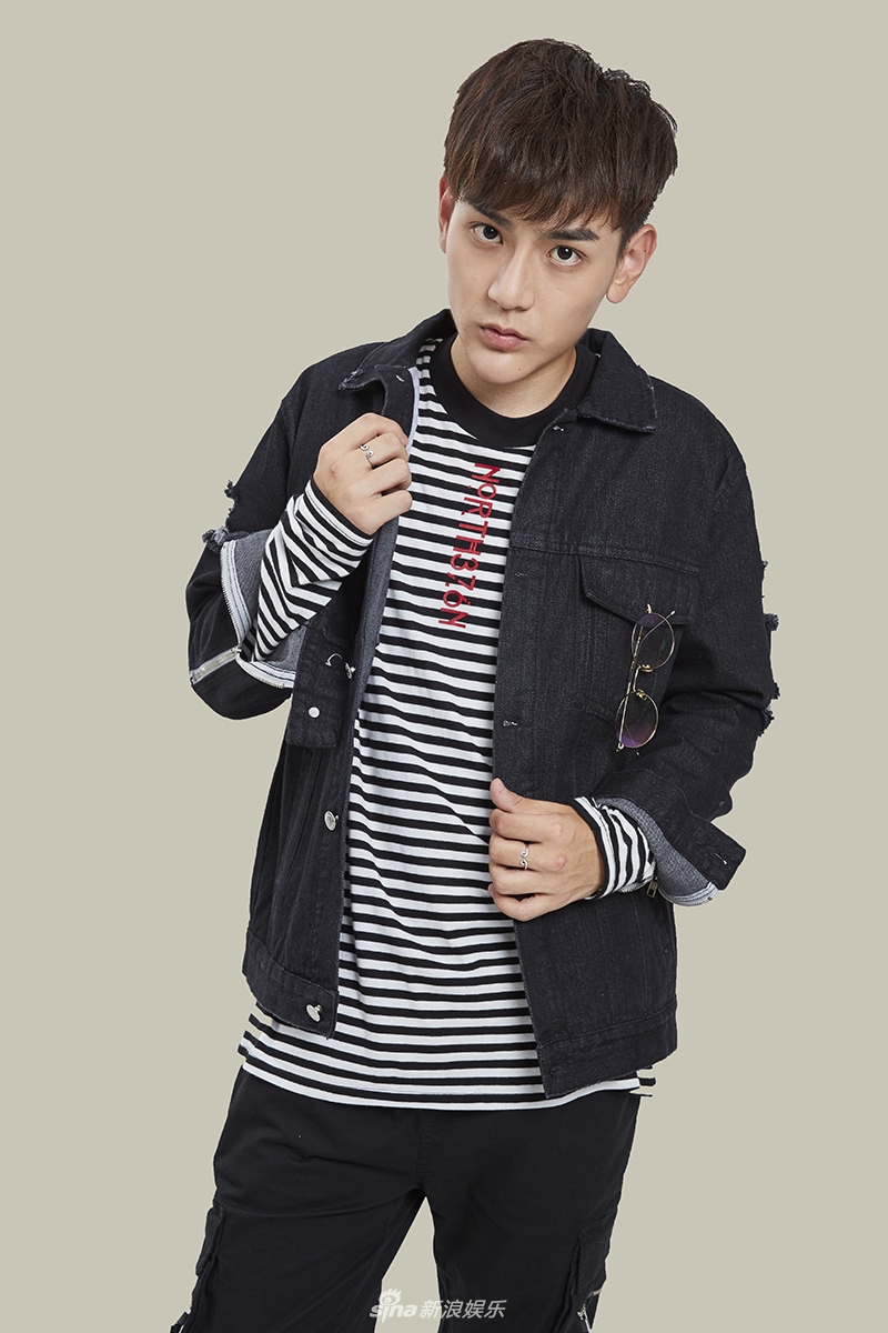 组图:邱赫南着牛仔外套神情冷峻 露演技狂虐粉丝心