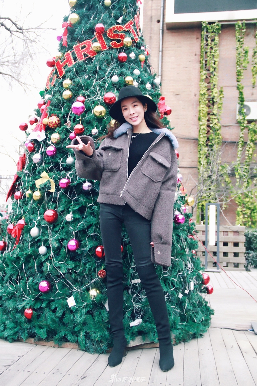 组图:90后人气小花童苡萱冬日美图 解锁鬼马新姿势