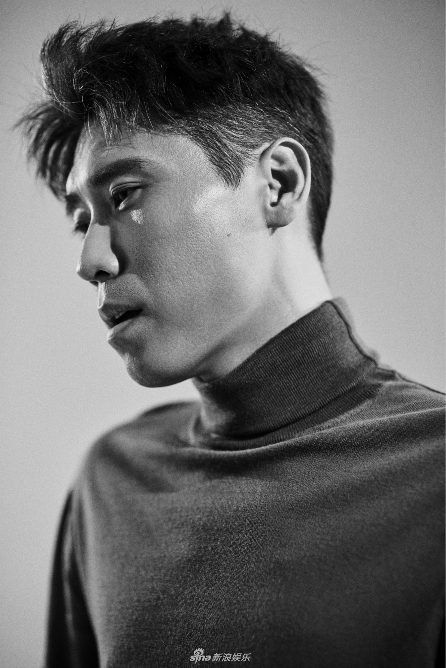 组图:李乃文风格颠覆 黑白写真演绎犹豫大叔
