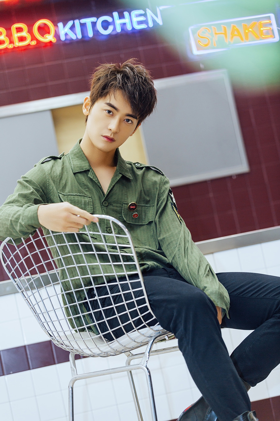 组图:赵志伟写真长腿抢镜 潮范少年cool感十足