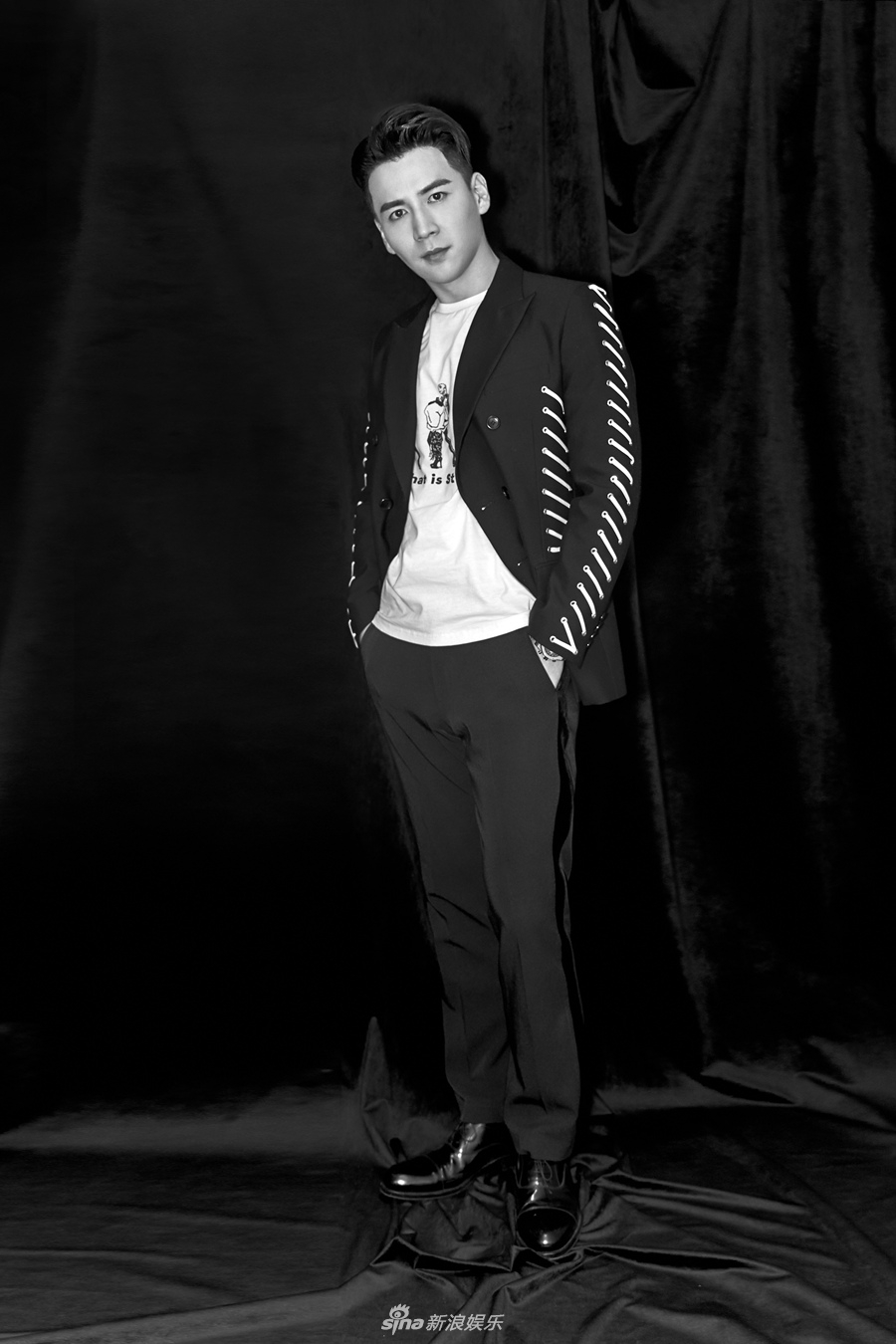 组图魏千翔曝写真笑容温暖从容自信展轻熟魅力