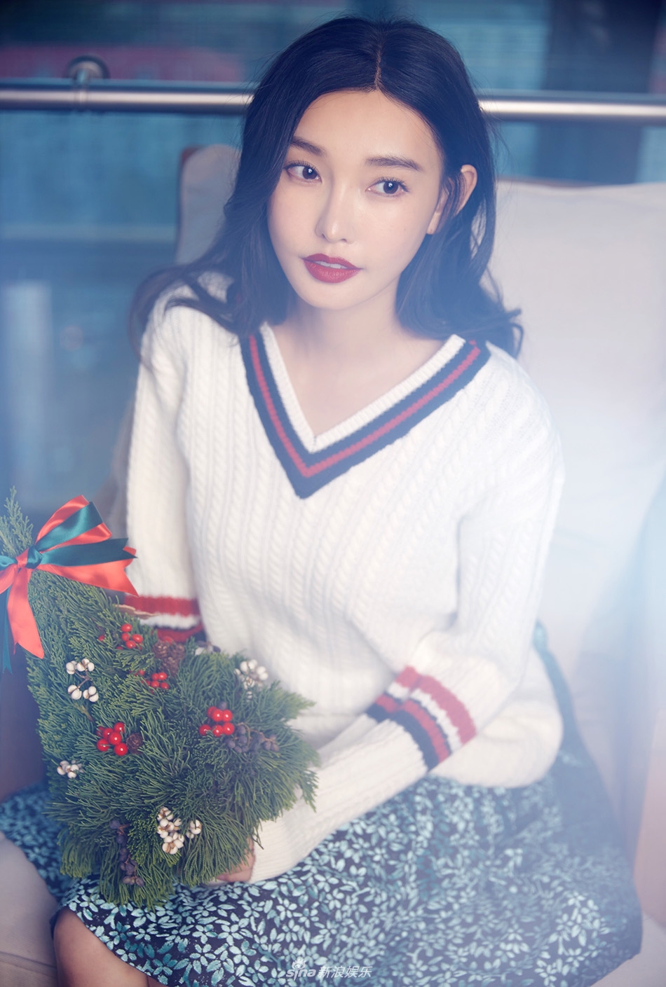 组图:童菲写真完整版曝光 手捧配饰暖心笑容可人