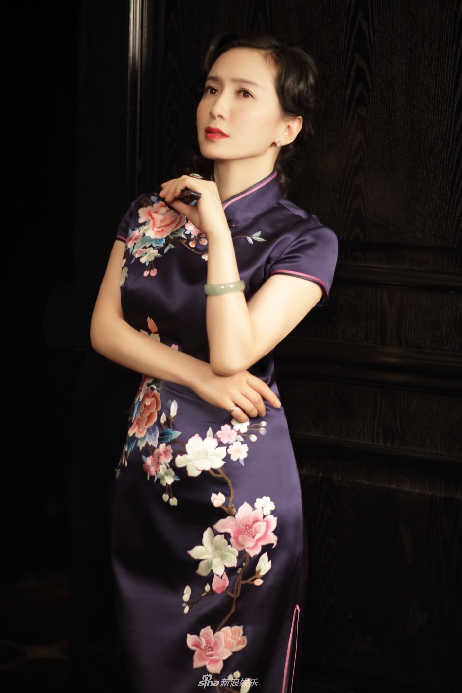 《传奇大亨》热播 胡小庭旗袍写真风韵十足