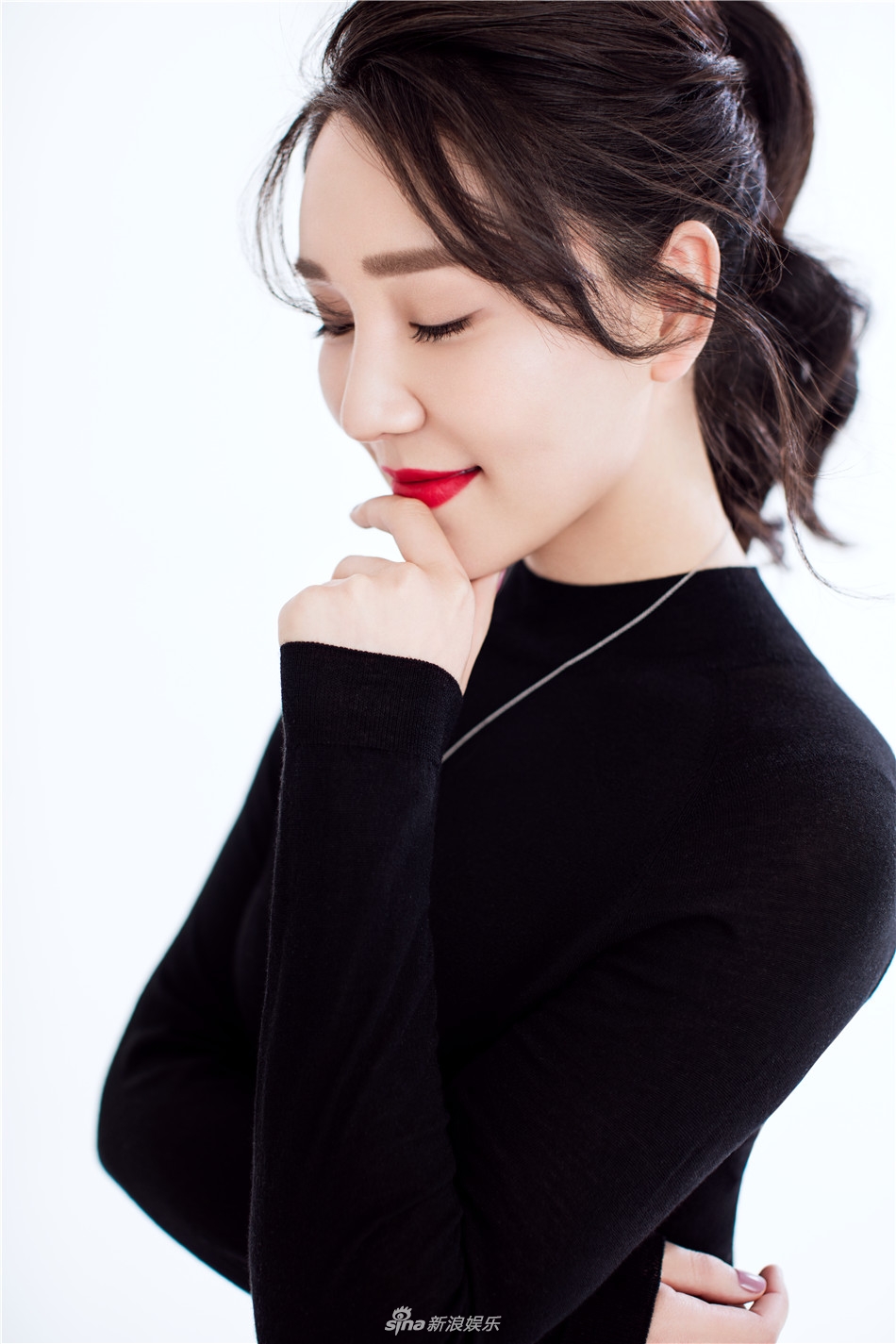 组图:演员蓉卓曝知性写真 优雅气质展露无遗