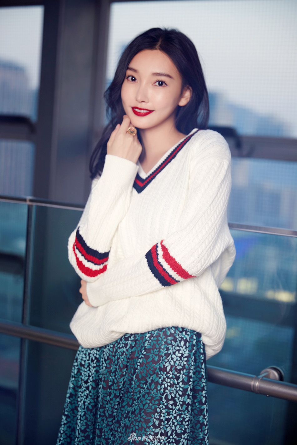 组图:童菲写真完整版曝光 手捧配饰暖心笑容可人