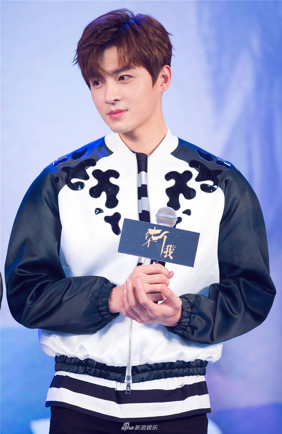 组图:高泰宇出席庆功宴 戏里高冷戏外是腼腆少年_高清图集_新浪网