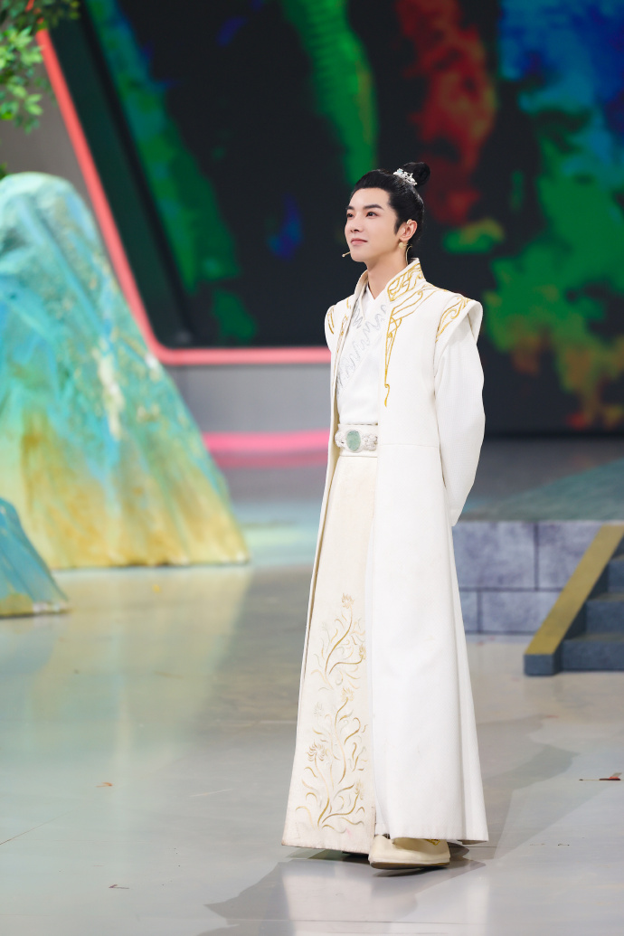 组图：华晨宇古装造型温文尔雅一身白衣演绎翩翩贵公子第5张图片