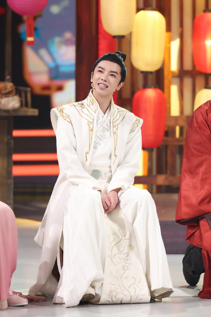 组图：华晨宇古装造型温文尔雅一身白衣演绎翩翩贵公子第4张图片