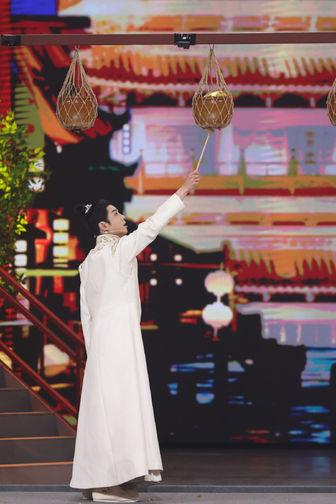 组图：华晨宇古装造型温文尔雅一身白衣演绎翩翩贵公子第1张图片