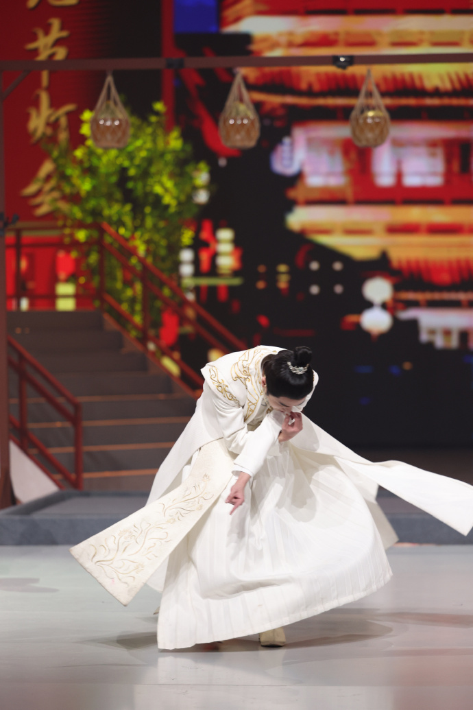 组图：华晨宇古装造型温文尔雅一身白衣演绎翩翩贵公子第2张图片