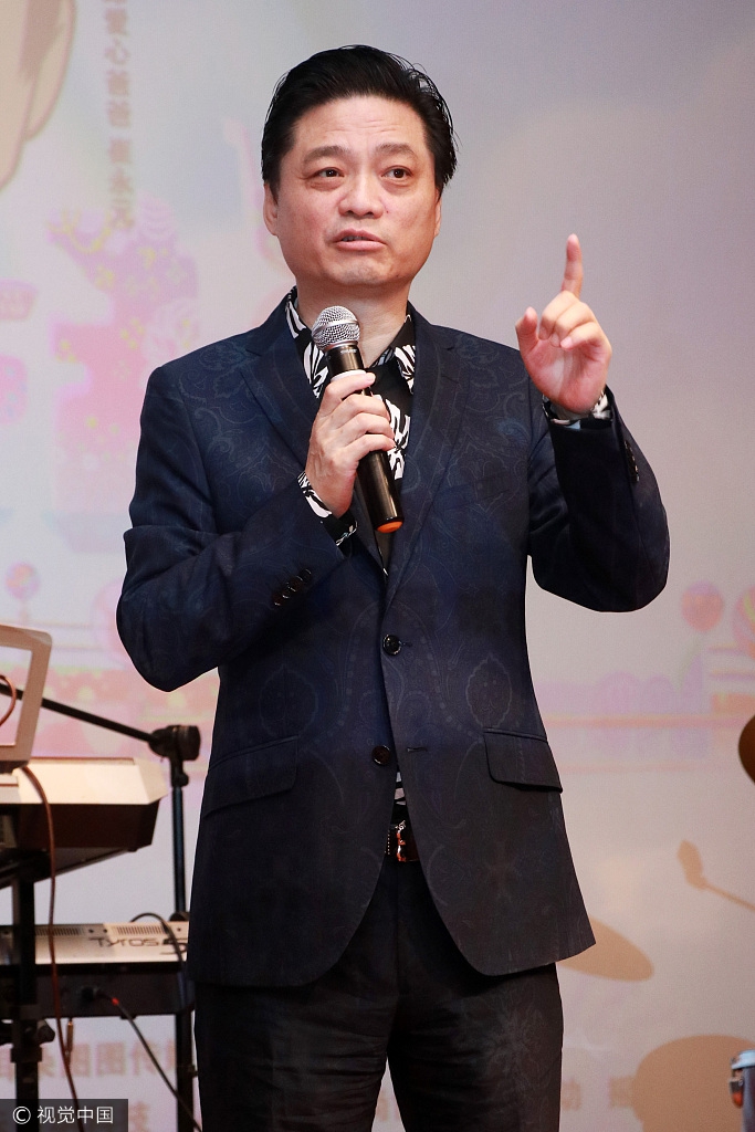 组图:崔永元出席公益活动 画面温馨引人飙泪