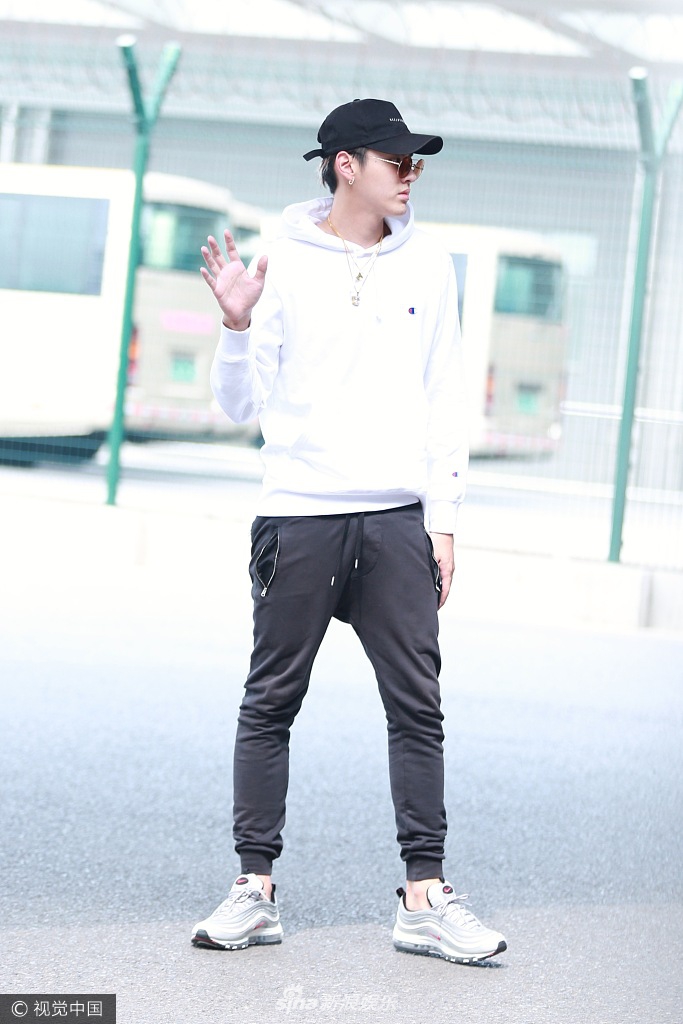 新浪娱乐讯 8月1日,吴亦凡休闲装造型亮相北京.