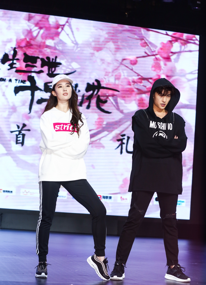 组图:男帅女美!杨洋刘亦菲合跳热辣街舞