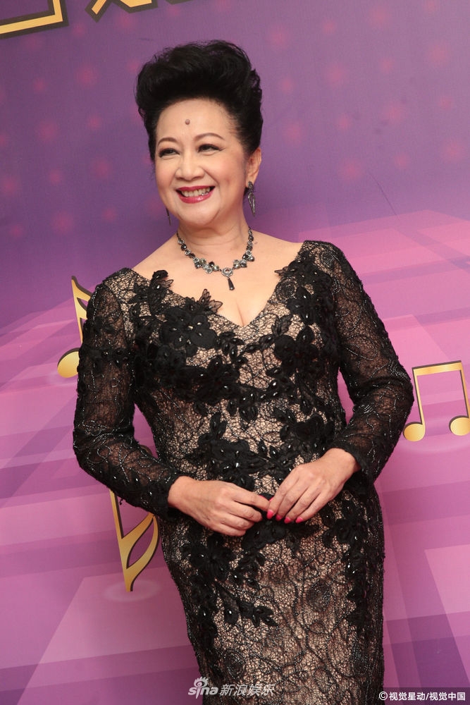 组图:67岁薛家燕蕾丝裙显雍容华贵 获专人蹲地整理裙摆大牌十足