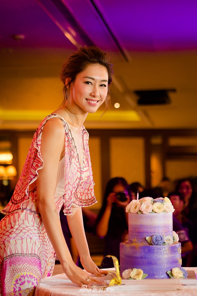 组图胡定欣粉红裙精致锁骨抢镜入行15周年答谢影迷风雨同路