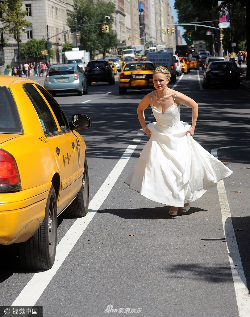 组图落跑新娘克里斯汀贝尔穿婚纱提裙狂奔当街拦车