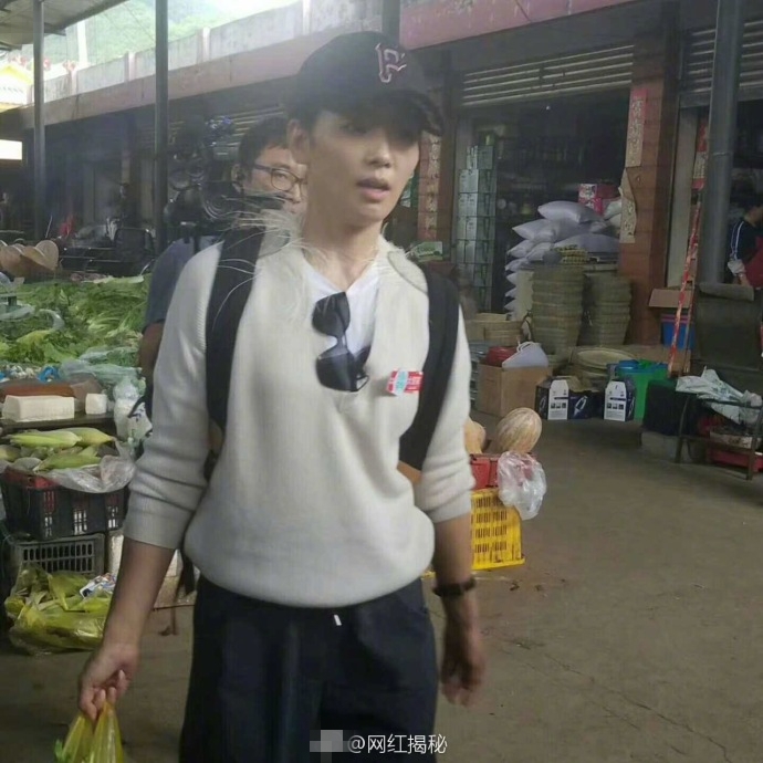 组图:刘涛素颜现身菜市场买菜 弯腰挑水果的样子很接地气