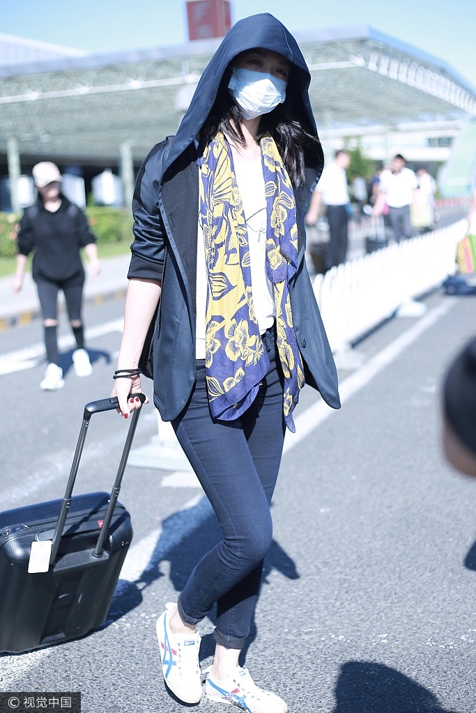 12 03:55:18 1 / 5 新浪娱乐讯 9月11日,汤唯现身北京机场.