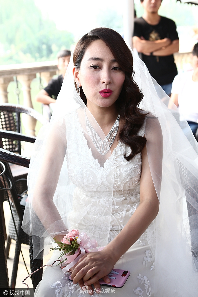 马苏顶烈日"办婚礼"红唇妩媚 拍戏过新娘瘾笑不拢嘴