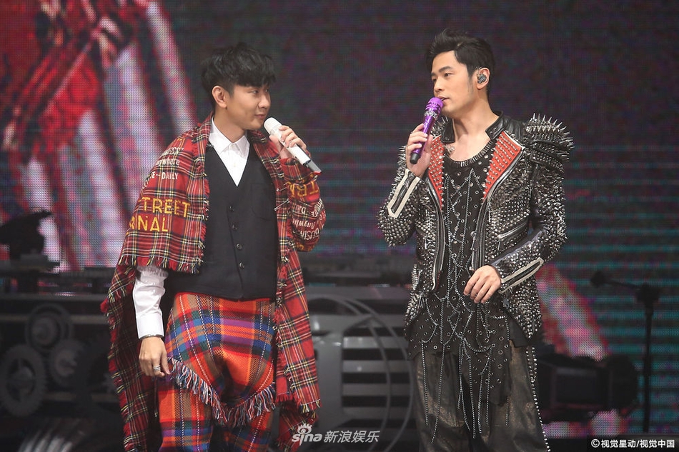 组图:林俊杰助阵周杰伦演唱会台北场 双j首度同台飙歌