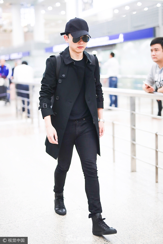 组图:"准爸爸"张杰全黑look酷帅现身 拒绝尾随双手比