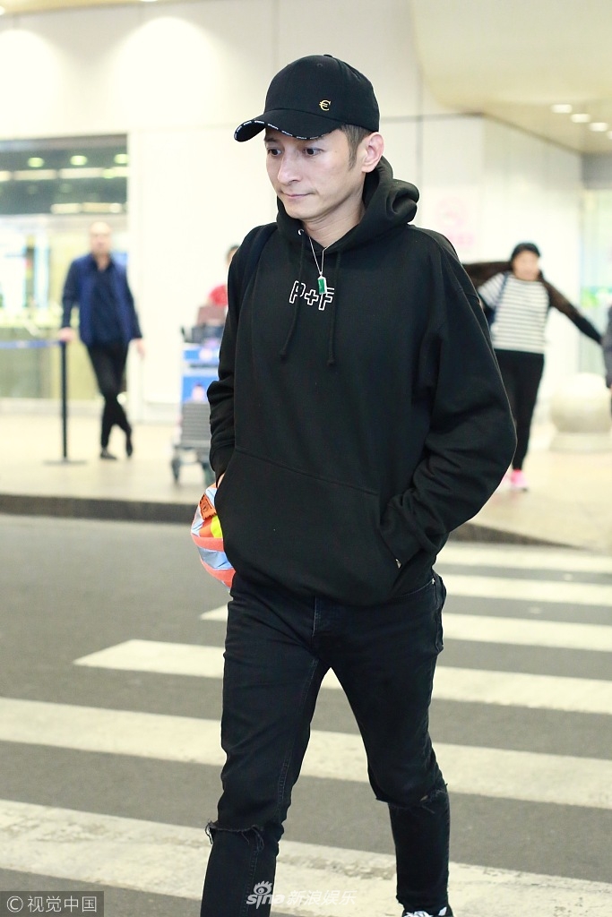 组图:李维嘉眼角惊现大片乌青 黑衣配"买菜包"露小细腿_高清图集_新浪