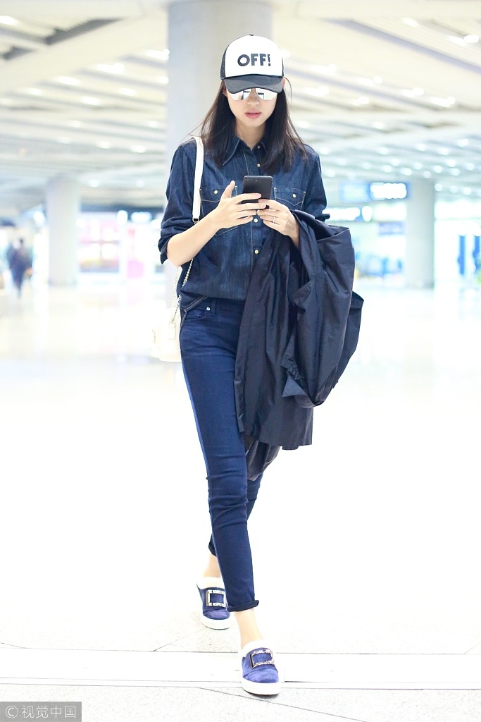 组图:张梓琳牛仔风酷劲十足 见镜头害羞露齿笑