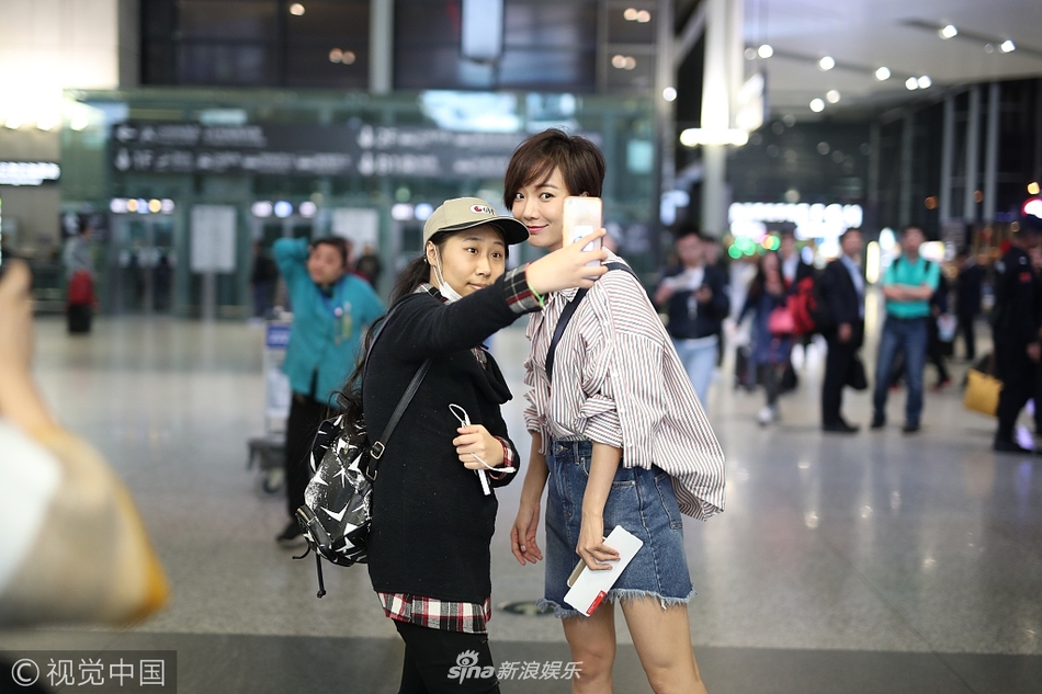 王珞丹与虹桥一姐合影心情好 获小迷弟跟拍露齿甜笑