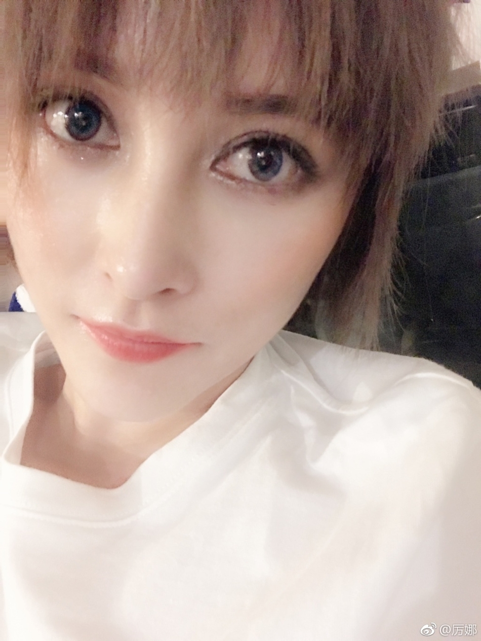组图:当年超女"人气王"厉娜晒近照 变化大到认不出