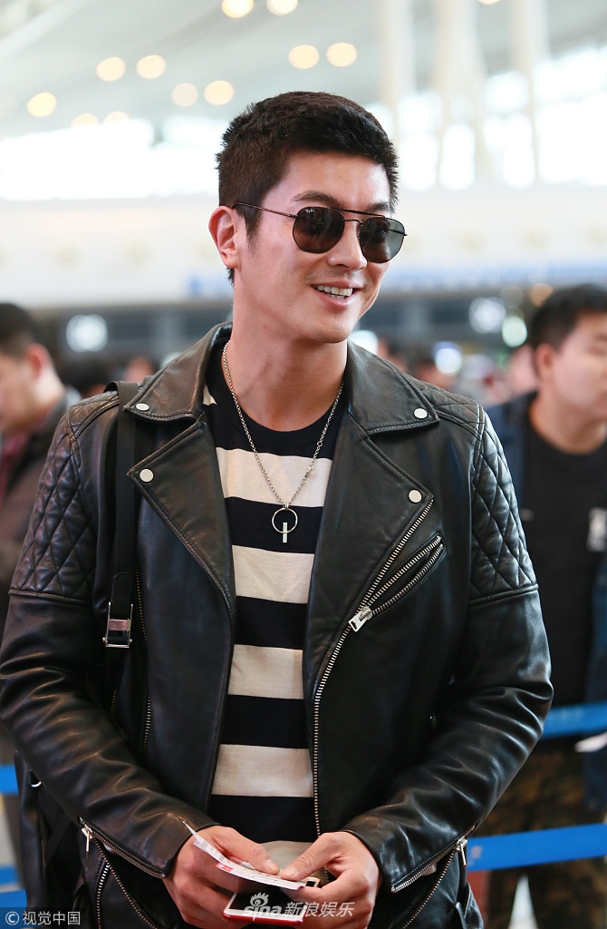 组图:奶爸杜江黑超遮面酷劲十足 一路说笑心情好