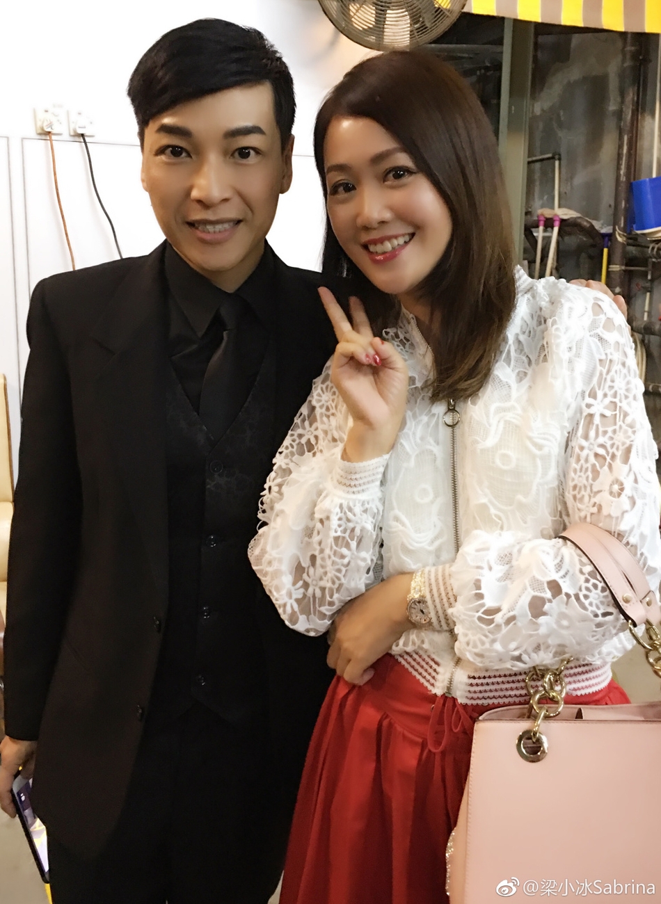 梁小冰晒旧照感慨当年情谊 与偶像合照似18岁少女