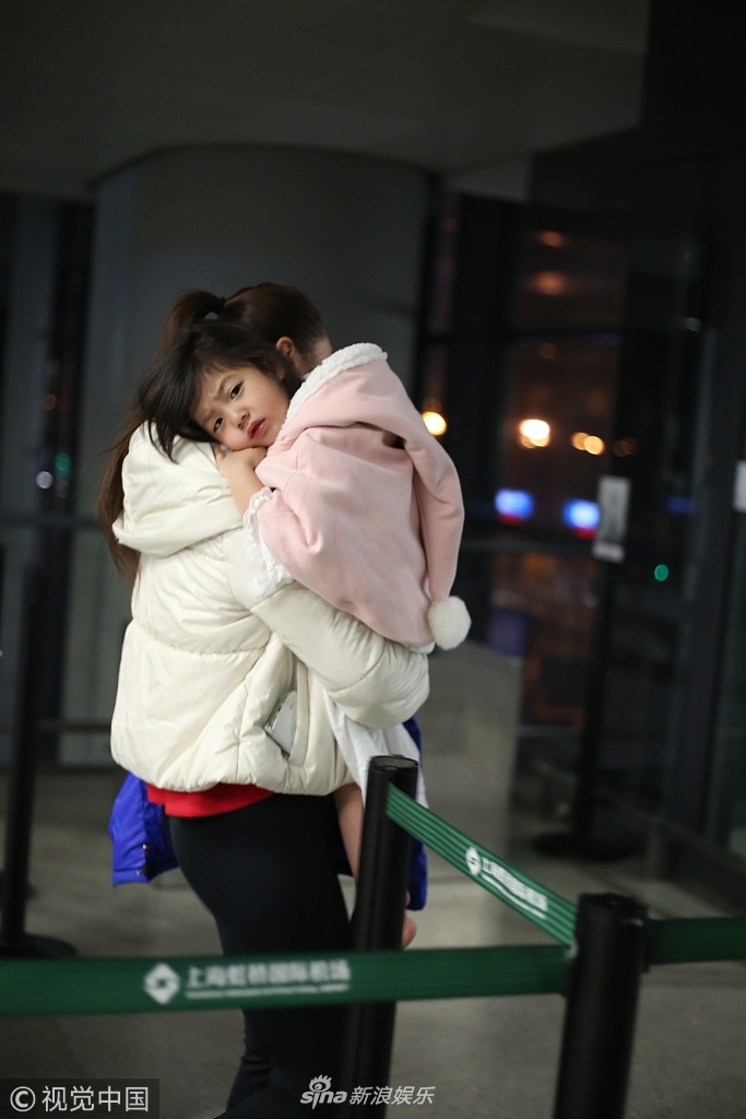 组图:刘畊宏娇妻梳高马尾现身 小泡芙趴妈妈肩头皱眉超可爱