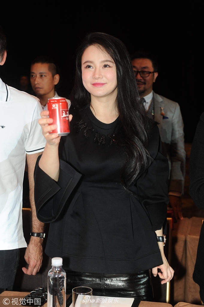 新浪娱乐讯 11月14日,邹市明和妻子冉莹颖,斯诺克球手奥沙利文出席