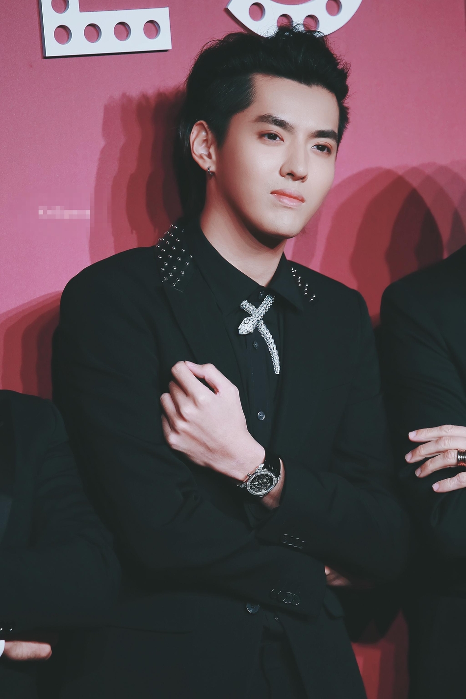 组图:帅一脸!吴亦凡对镜比6又比v 露雅痞笑容魅力十足