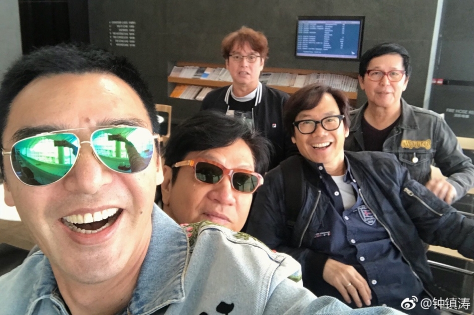 组图:钟镇涛晒温拿成员近照 "五虎"再聚满满的回忆