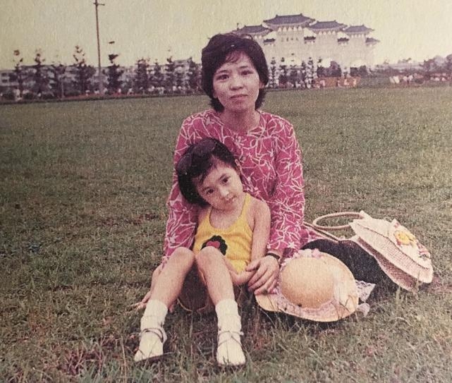 组图贾静雯罕见童年照曝光与女儿咘咘似复制粘贴