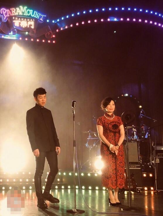 组图:孝顺好儿子!胡彦斌为妈妈惊喜庆生 胡妈妈旗袍显优雅