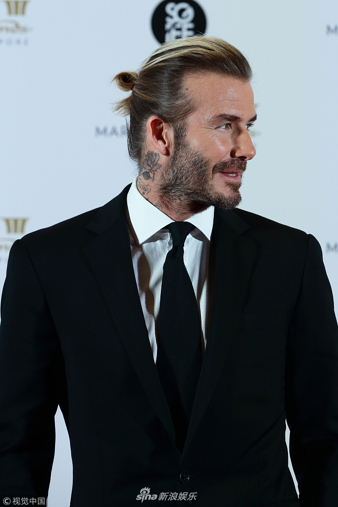 组图贝克汉姆扎丸子头超帅气露颈部玫瑰纹身秀完美侧颜