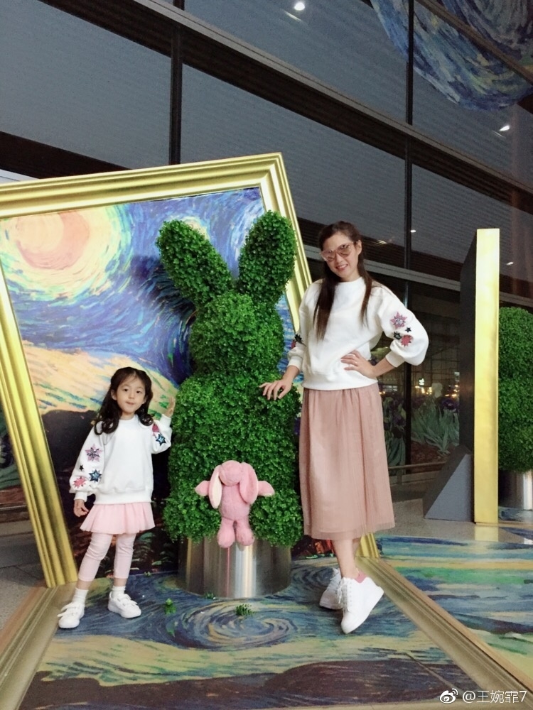 小泡芙从公主到搞笑狂野姿势四连拍萌化少女心