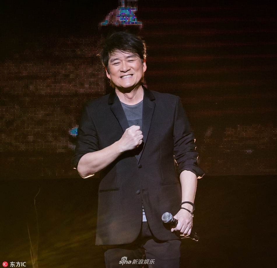 组图:厉害了!57岁天王周华健赌城开唱 表情搞怪逗翻全场