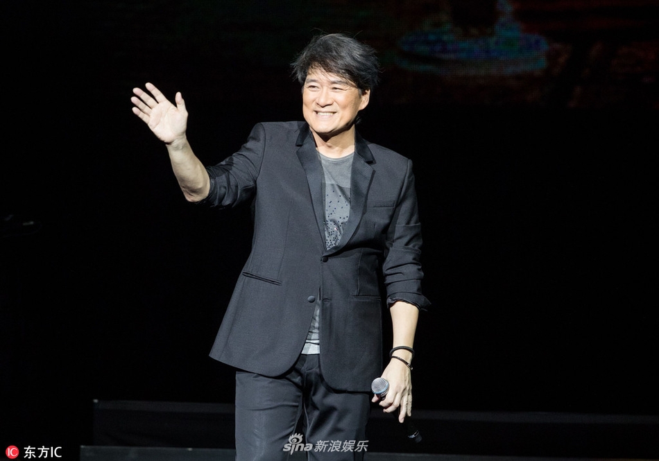 组图:厉害了!57岁天王周华健赌城开唱 表情搞怪逗翻全场