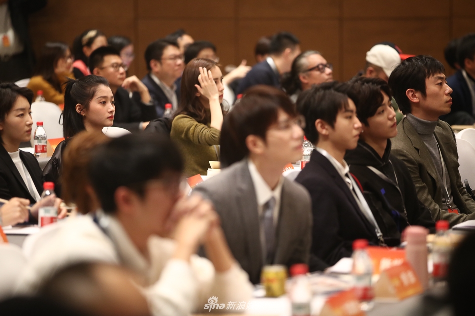 黄晓明baby合体笑容满面 周冬雨关晓彤台下热聊