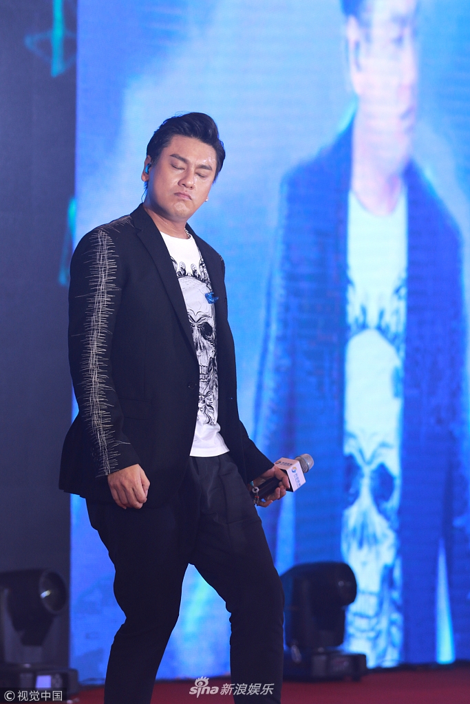 组图:朱孝天身材发福现双下巴 商演唱歌十分投入_高清图集_新浪网